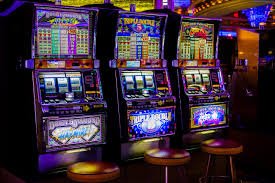donasibet slot live blackjack table with Premier League match scorecard overlay on mobile screen